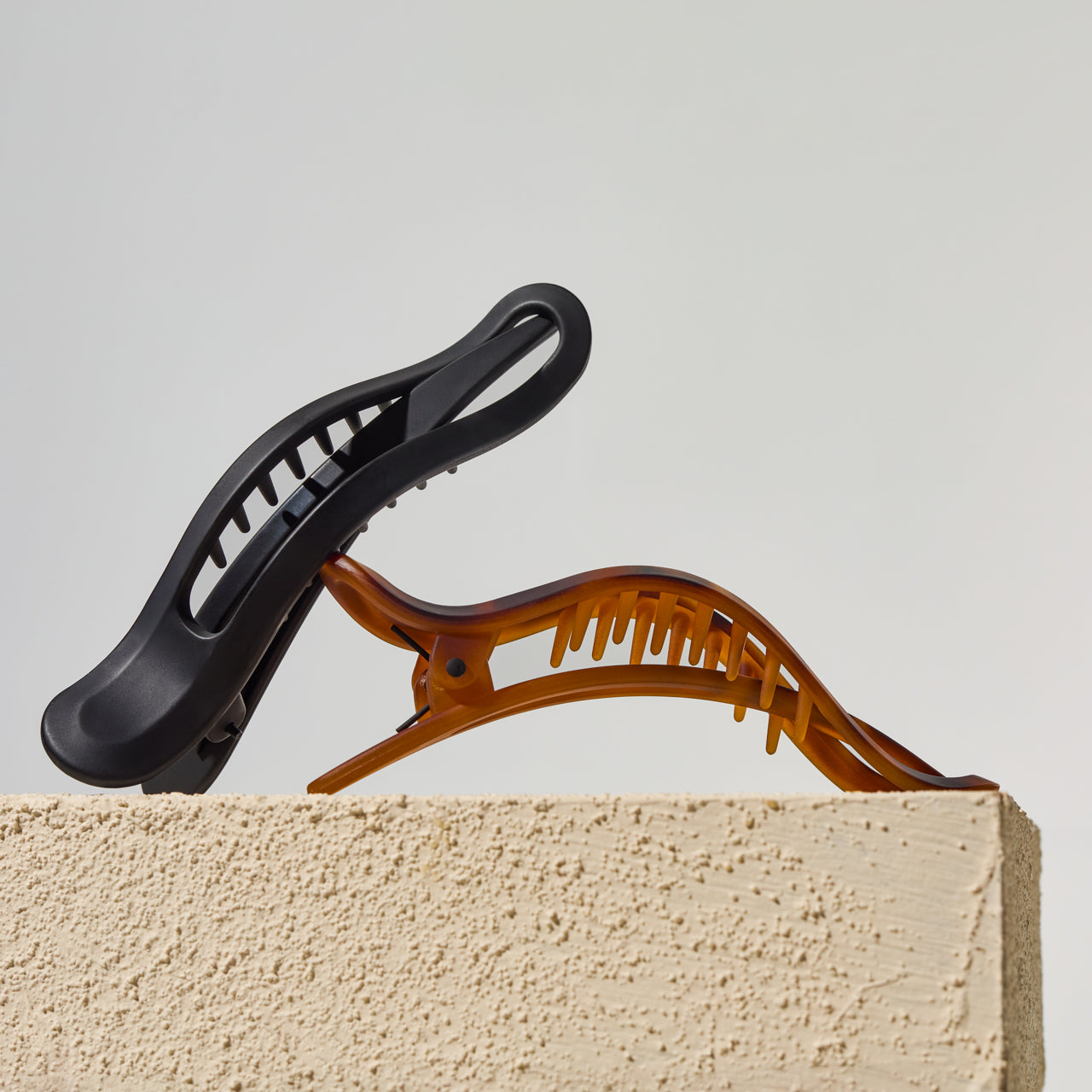 Black & Tort Curved Flat Lay Claw Clips 2pc Set